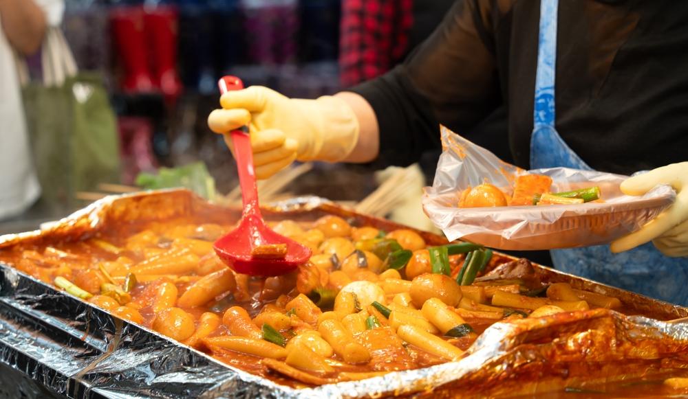 Persoană pregătind mâncare la un stand alimentar