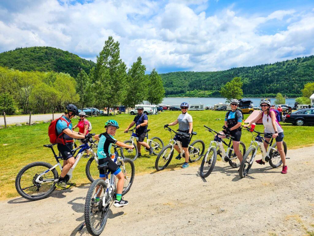 Grup de cicliști așezați pe biciclete, în aer liber