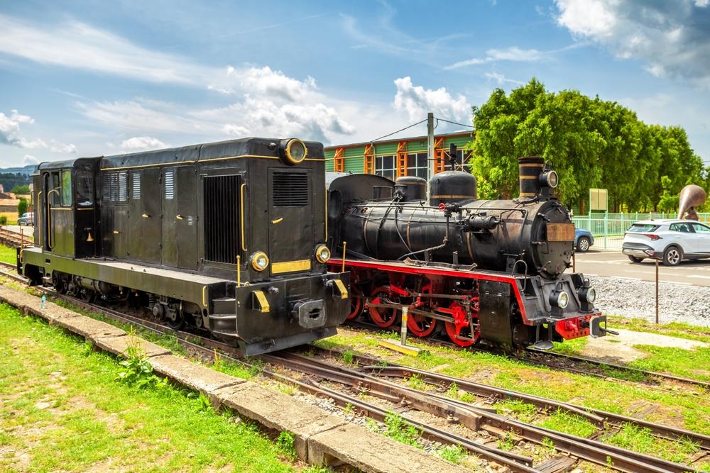 Locomotivă și vagon ale mocăniței, pe șine