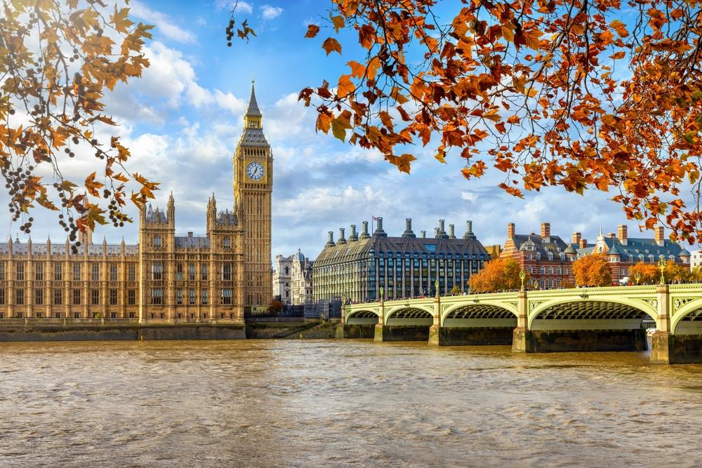 Parlamentul britanic și pod peste Tamisa, printre frunze