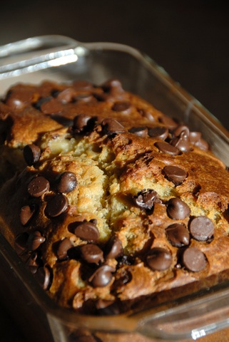 banana_bread Chec rumenit cu bucăți de ciocolată într-o tavă de sticlă