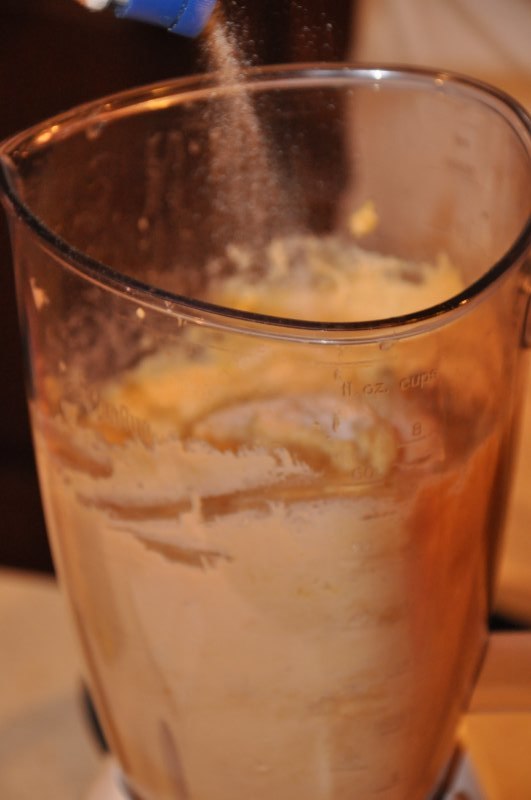 Vas de blender cu pastă cremoasă și lingură